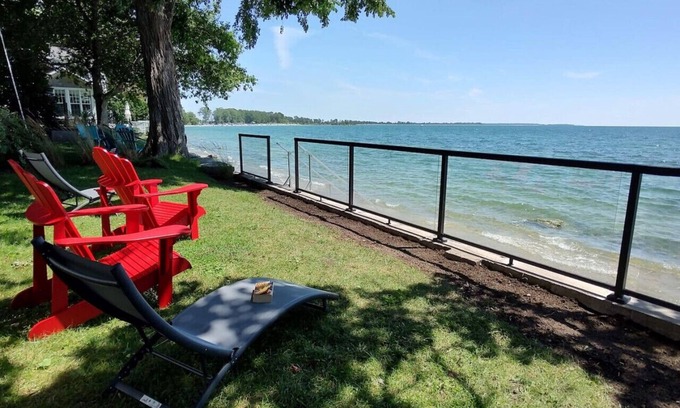 Wellington House | Sakura Cottage - Serenity on PEC Waterfront