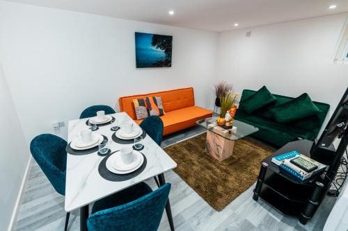 Trafford Apartment | Sale 2-Bedroom Apt - Sleeps 5 - Free Parking