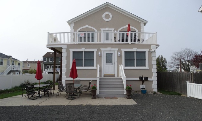 Point Pleasant Beach House | SALE WEEKS 1st fl Unit/Duplex-Spacious, Close to the beach, 6 Beach Tags Parking