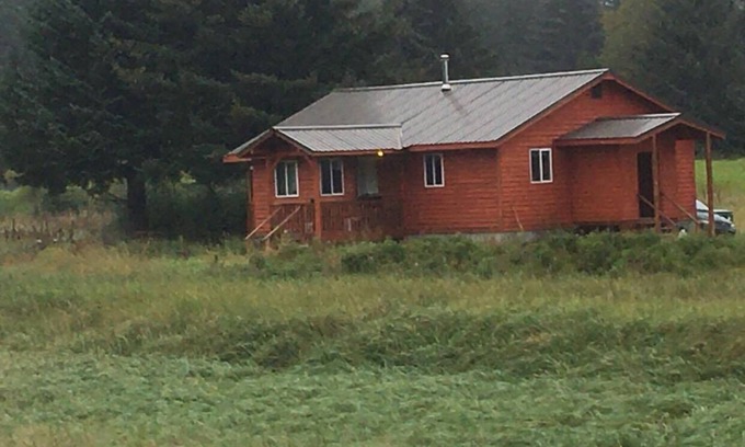 Gustavus Cabin | SALMON RIVERBEND LODGE FISHERMEN CABIN WTH RIVER ACCESS FISH RIGHT OUT YOUR DOOR