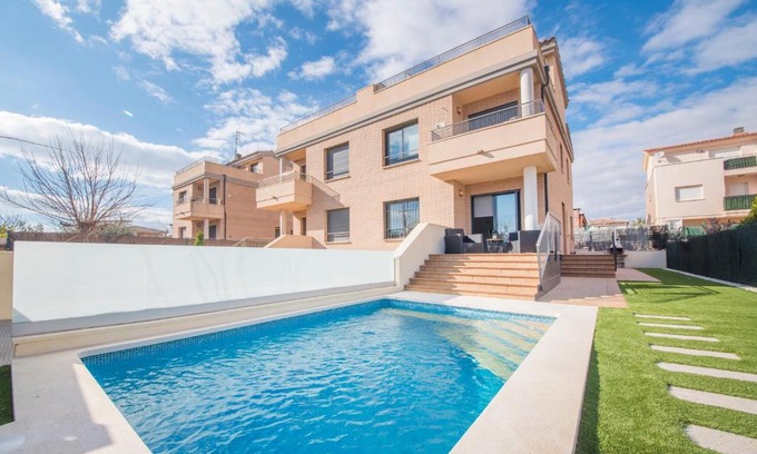 Tarragones House | Salou Villa Private Pool & Jacuzzi