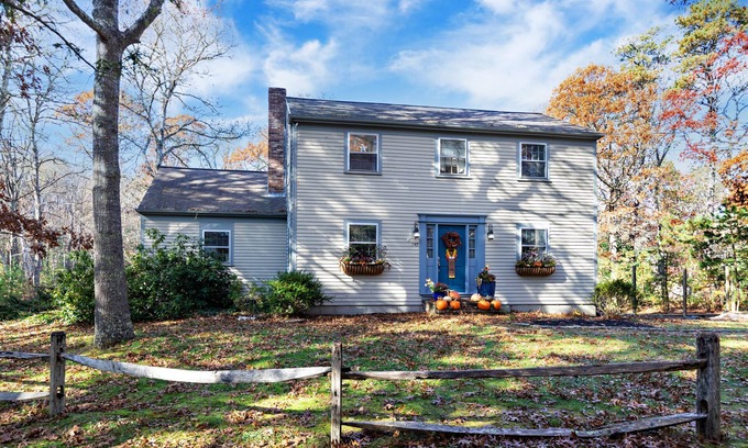 Cotuit House | Salt Box Minutes to Beaches & Golf Courses