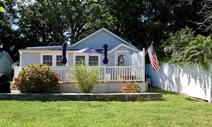 Old Lyme Cottage | "Salt 'n' Lyme" - Walk to everything !