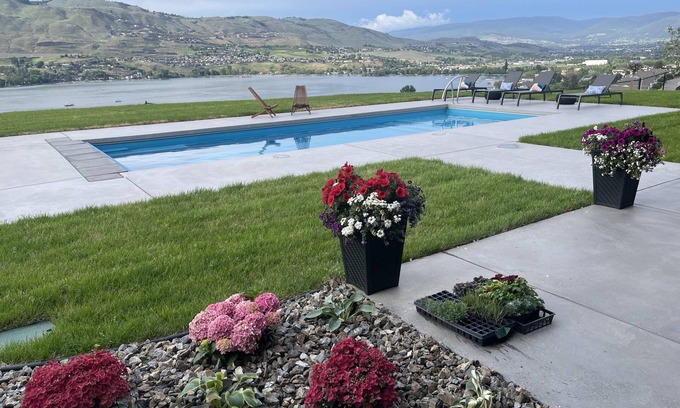 Vernon Apartment | Salt water heated pool, Okanagan lake view 2-3 bd 2-3 bath , 4-6 people