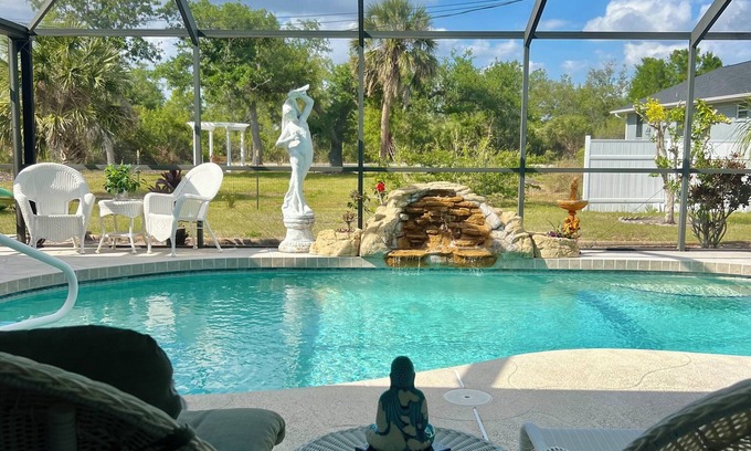 Englewood East Apartment | Salt water pool, jacuzzi, close to Ocean and golf!