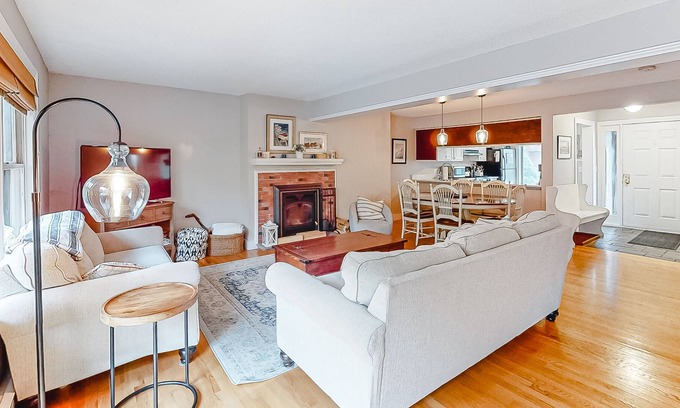 Quechee House | Saltbox townhome - mountain views, fireplace & washer/dryer - walk to Village