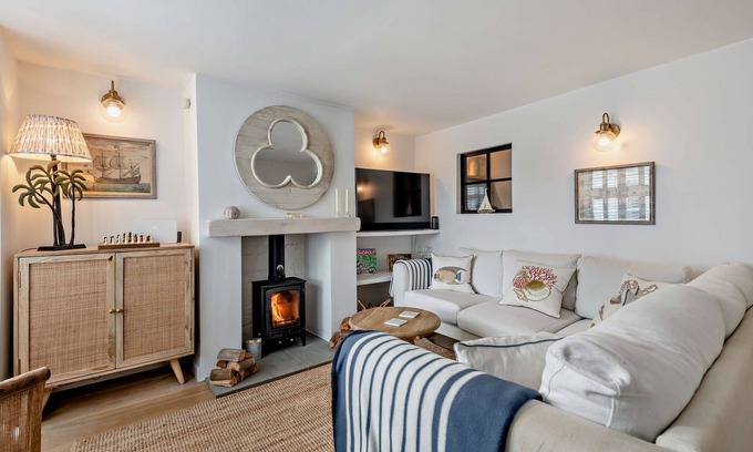 New Forest District House | Saltwater Stunning Holiday House Milford on Sea Sleeps 6