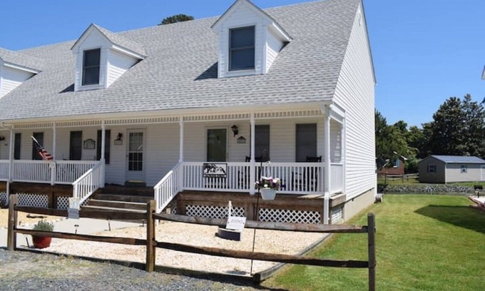 Chincoteague House | Saltwater Sunrise-Pond Front Cottage Memorial Park