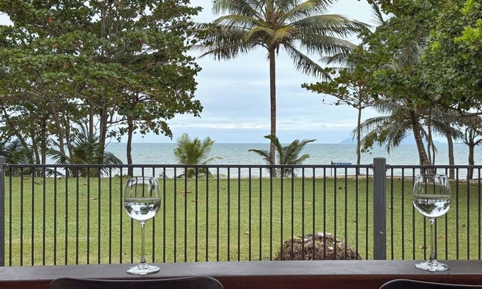 Kurrimine Beach House | Salty Lodge -Absolute Beach Front