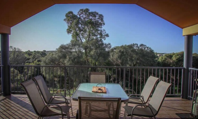 Lake Wangary Apartment | Salty Sojouirn is a great option for a large group
