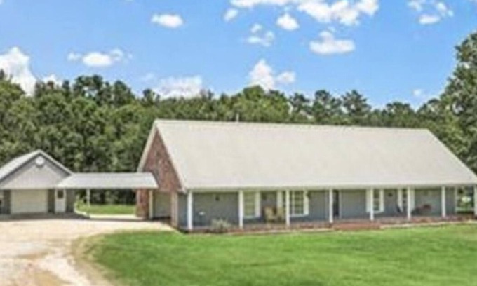 Kentwood House | Sam's Place A relaxing place in a country setting.