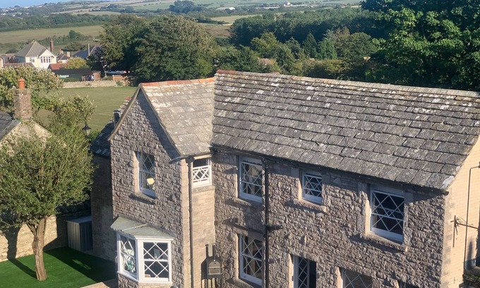 Langton Matravers Cottage | SAMPHIRE COTTAGE, pet friendly, with a garden in Langton Matravers