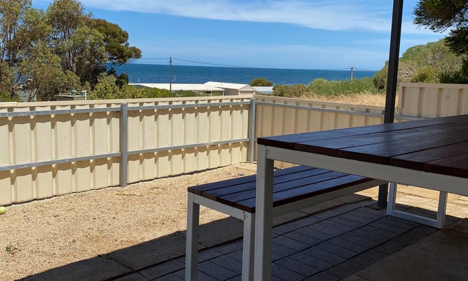Muloowurtie House | Samuels Shack in Rogue’s Point. With sea views, dog friendly & free Wifi