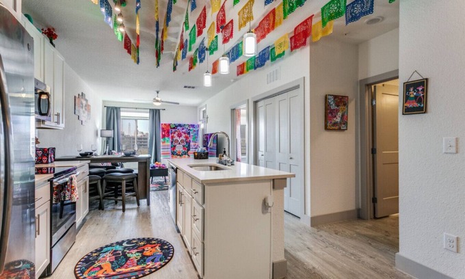 Downtown San Antonio Apartment | San Antonio Fiesta Condo on Riverwalk wKing Ste