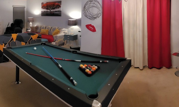 Wetmore House | San Antonio Funhouse w/Pool Table, Arcade & Yard. Great Value for family fun