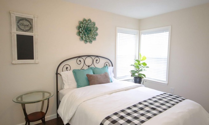 Southside House | San Antonio patriotic stay! Welcome BMT!