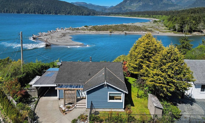 Port Renfrew House | San Juan Surfhouse - Hot Tub. Oceanfront. Amazing view, Premium Oceanfront Vacation Rental