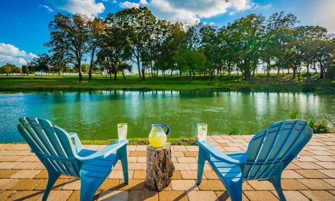 Martindale House | San Marcos River I Sleeps 26 l Hot Tub l 3 acres