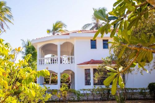 Mombasa Villa | Sand and Shells Beach House- 4 Bedroom with a pool