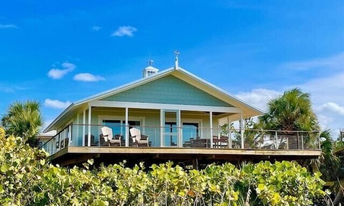 Placida Cottage | Sand Dollar Cottage: Cozy"Old-Florida" beachfront cottage with private dock!