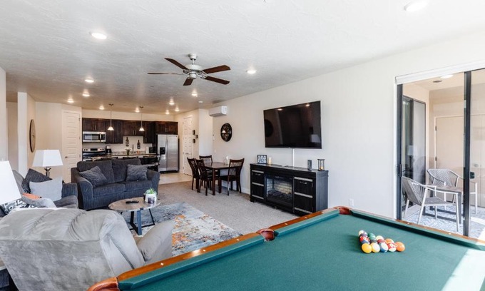 Hurricane House | Sand Hollow Condo- Sleeps 8- Right next to pool