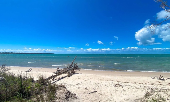 Traviston House | Sand n Sea - Burrum Heads- Beachfront- 4BR- Aircon -Pets Welcome