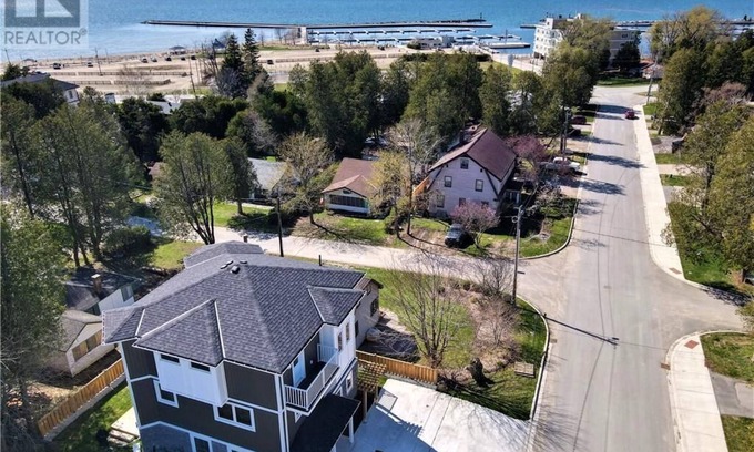 Port Elgin House | Sand, Sun & Fun – Steps to Beach w/Fire Pit & Games!