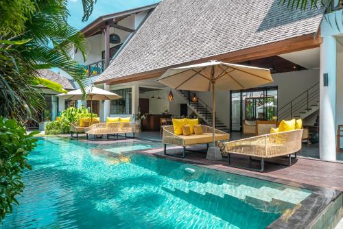 Sei Pinang Villa | Sandara - Tropical Luxe 4BR Villa, 4 Minutes to Beach!