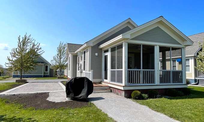 Cherry Valley House | Sandbanks Cottage Resort Villa In Beautiful Prince Edward County
