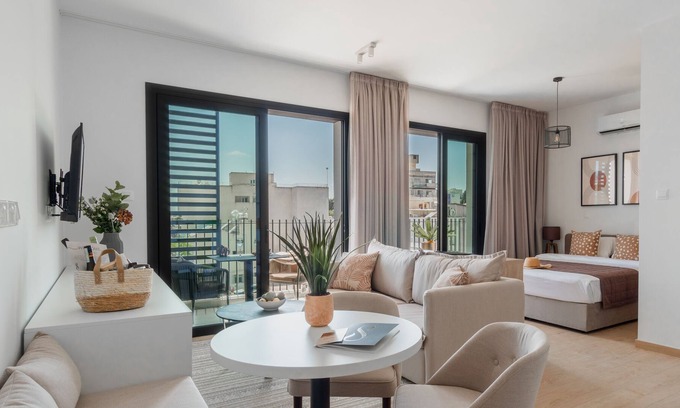 Historical Center Apartment | Sanders Armonta - Cute Studio w/ Balcony