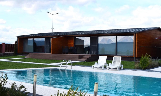 Pauleni-Ciuc Apartment | Sanderson Apartments