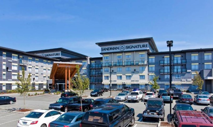 Willoughby Hotel | Sandman Signature Langley Hotel