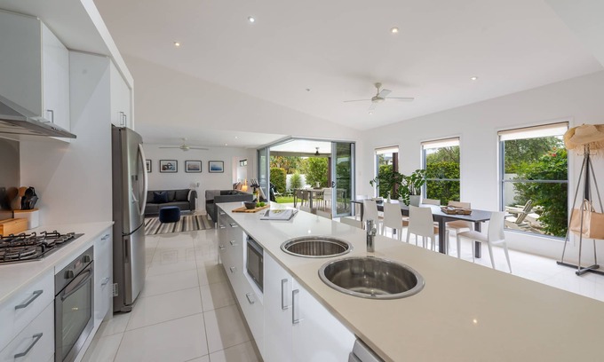 Mount Coolum House | SANDS BEACH HOUSE B - beachside/wifi/enclosed garden/outdoor shower