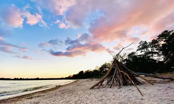 Dunnville Cottage | Sandy Beachfront Bliss ~ Erie Waterfront ~ Wifi ~ Firepit ~ BBQ