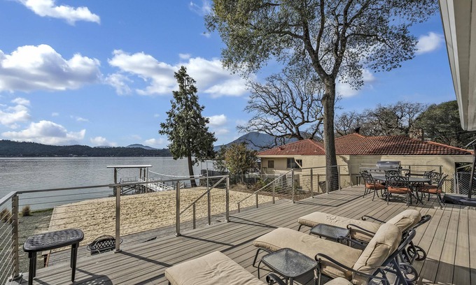 Clear Lake House | Sandy Feet Retreat - lakefront Retreat with sand volleyball court!
