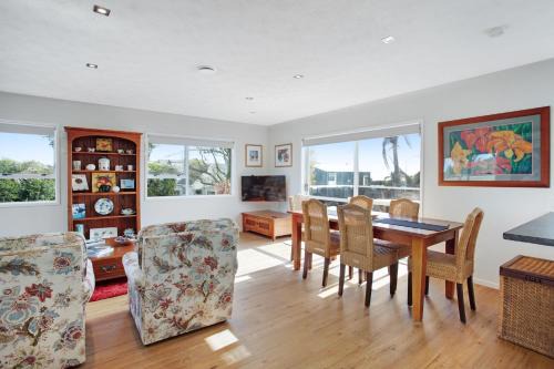 Clarks Beach House | Sandy Feet Retreat close to Beach