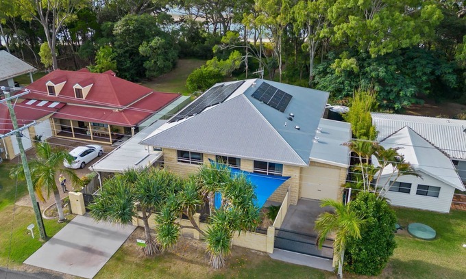 Toogoom House | Sandy Feet Retreat - Waterfront - 4BR - Smart TV - WiFi