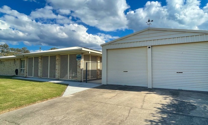Burrum Heads House | Sandy Paws - Burrum Heads- Walk to Beach -3BR- Aircon-Pool table