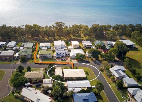 Burrum Heads House | Sandy Paws - Burrum Heads- Walk to Beach -3BR- Aircon-Pool table