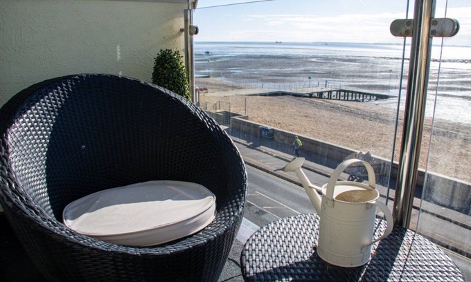 Southend-on-Sea Apartment | Sandy Steps with Seaview