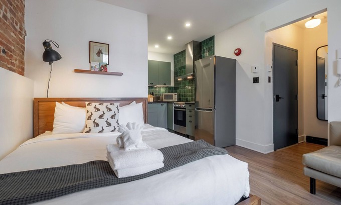 Plateau Mont Royal Apartment | Sandy Studio - WIFI - TV - Balcony - AC