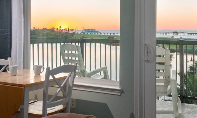 Galveston Condo | SandySmile 3-Pools Top Floor-Ocean/Pool View CLEAN