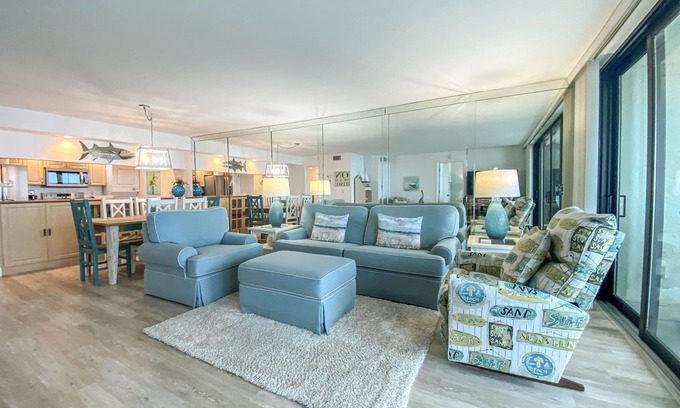 Punta Rassa Condo | Sanibel Harbour Resort Harbour Tower 714: Coastal condo with a festive lanai
