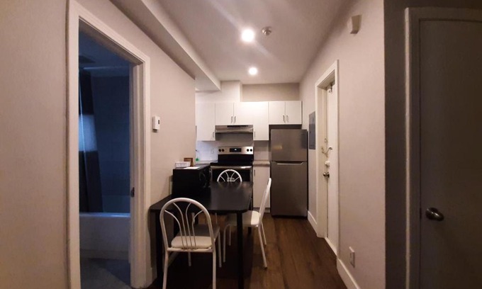 Cote-Des-Neiges—Notre-Dame-De-Grace Apartment | Sanitized renovated close to subway and 24 hrs services
