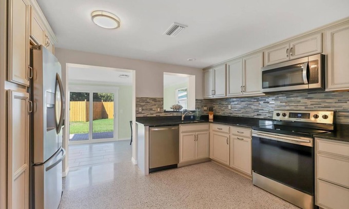 Sarasota House | Sarasota Bungalow within Walking Distance to Siesta Key