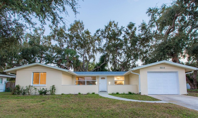 Gulf Gate Estates House | Sarasota Home in the Gulf gate neighborhood 5 minutes from the beach
