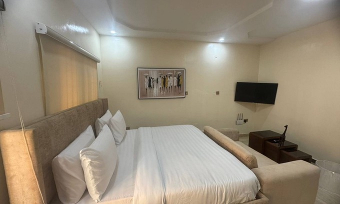 Ikeja Apartment | Sardius- Charming studio in amazing Lagos with AC