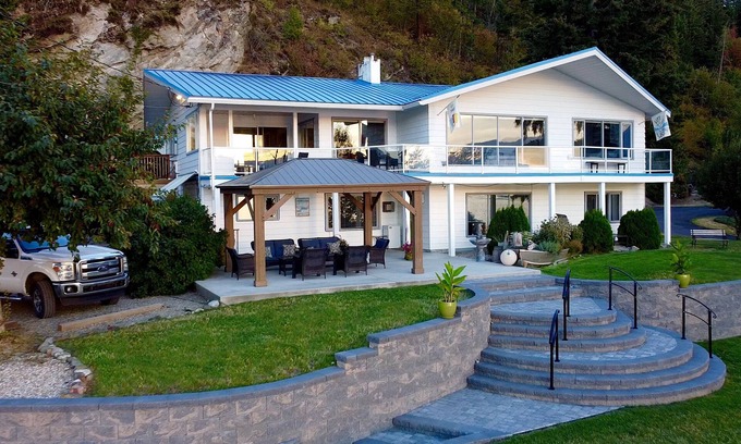 Blind Bay House | Sat-Sat Summer☀️ Water Trampoline, HotTub, Canoe,Paddle Boards,Kayaks, Dock/Buoy