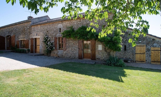 Sauveterre-la-Lemance House | Sauveterre Pool Escape