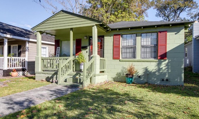 Midtown House | Savannah Home with Yard about 3 Mi to Downtown!
